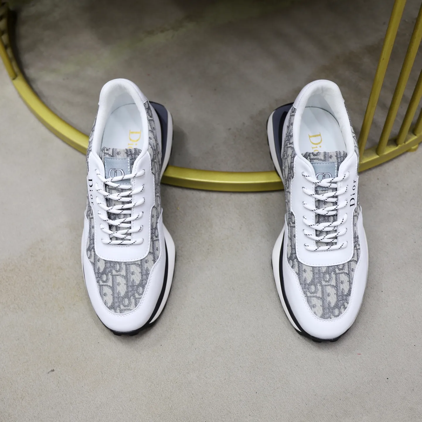 Ex-factory price: 462💰🙅‍♂️🙅‍♂️🙅‍♂️ Brand: Dior DIOR Standard code: 38-44 (45 customized) Grade: Same as the official website Material: Original leather splicing brand cloth Comfortable and breathable lining Lightweight and wear-resistant sports outsole Style category: Men's fashionable casual shoes Running sneakers Distinguished luxury brand elements Top luxury Color: actual picture color